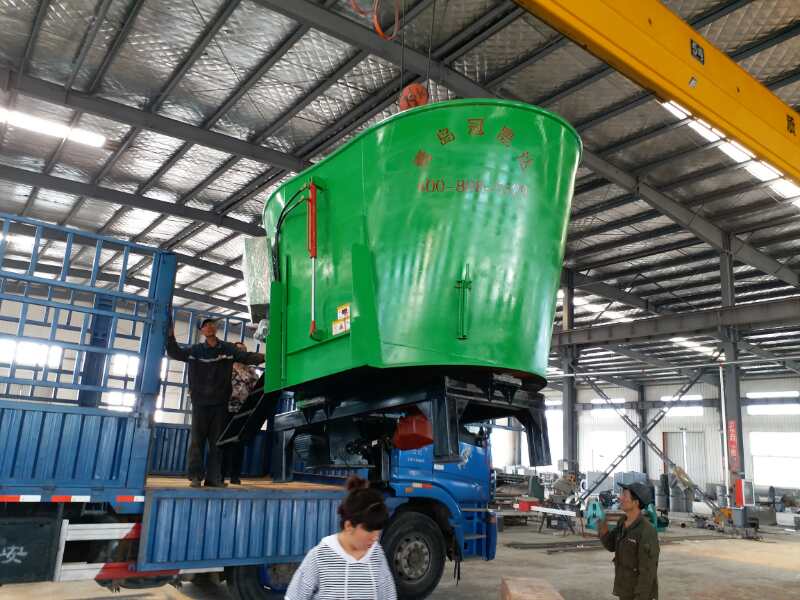 內(nèi)蒙古某公司購(gòu)買(mǎi)牽引式TMR攪拌機(jī) 內(nèi)蒙古某公司購(gòu)買(mǎi)牽引式TMR攪拌機(jī)