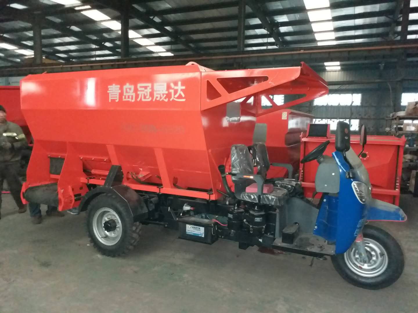 內(nèi)蒙古某公司購(gòu)買(mǎi)雙側(cè)撒料車(chē) 內(nèi)蒙古某公司購(gòu)買(mǎi)雙側(cè)撒料車(chē)